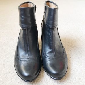 EUC SOFFT Black Leather Ankle Boots Size 8M